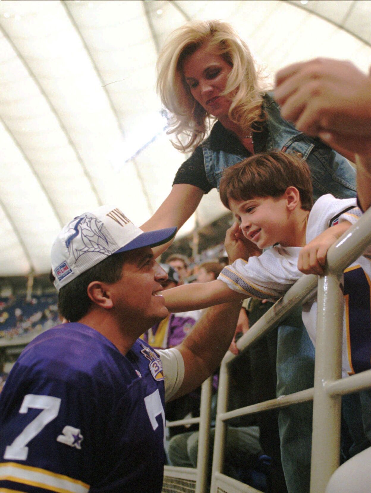 1995: Fuad Reveiz sets NFL record for consecutive field goals with 30